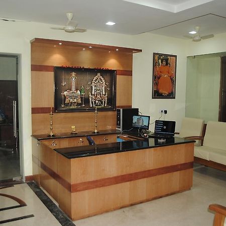 Ssr Hotel Шрикалахащи Екстериор снимка