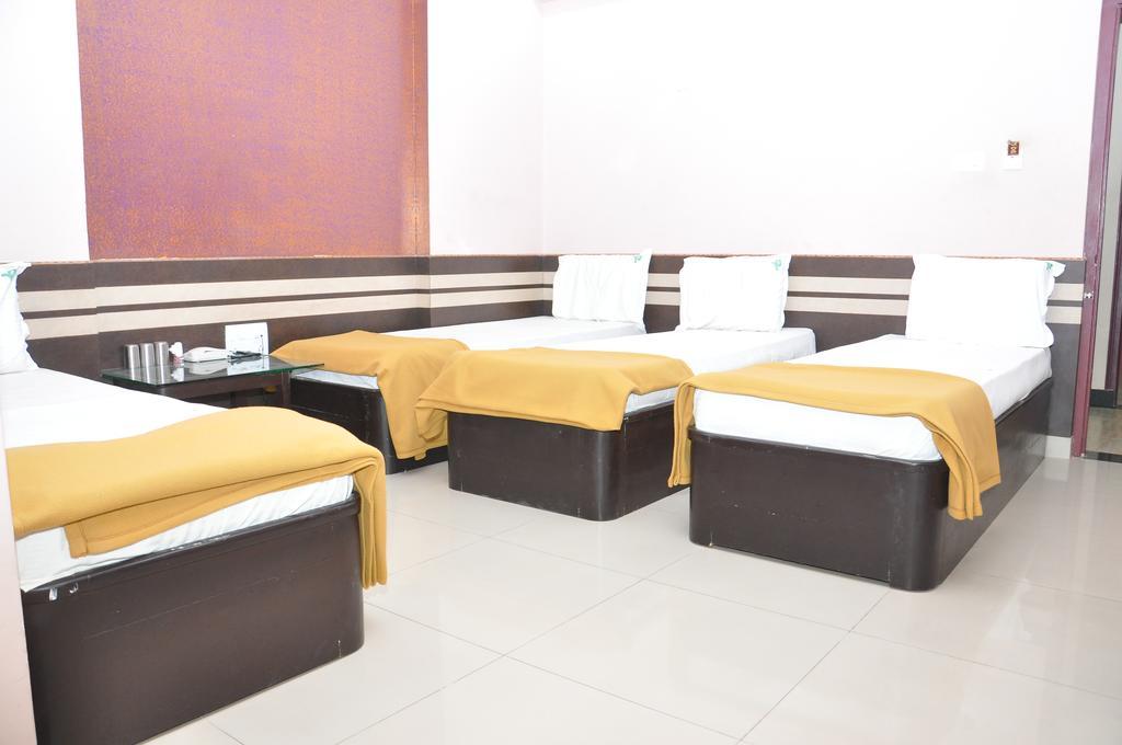 Ssr Hotel Шрикалахащи Екстериор снимка