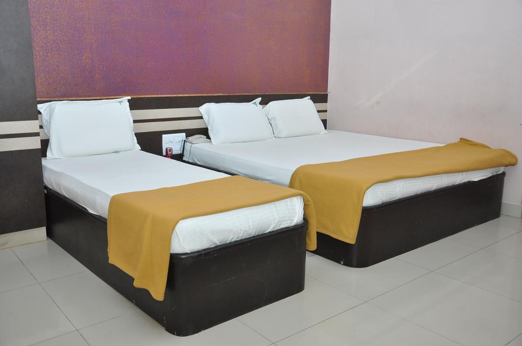 Ssr Hotel Шрикалахащи Екстериор снимка