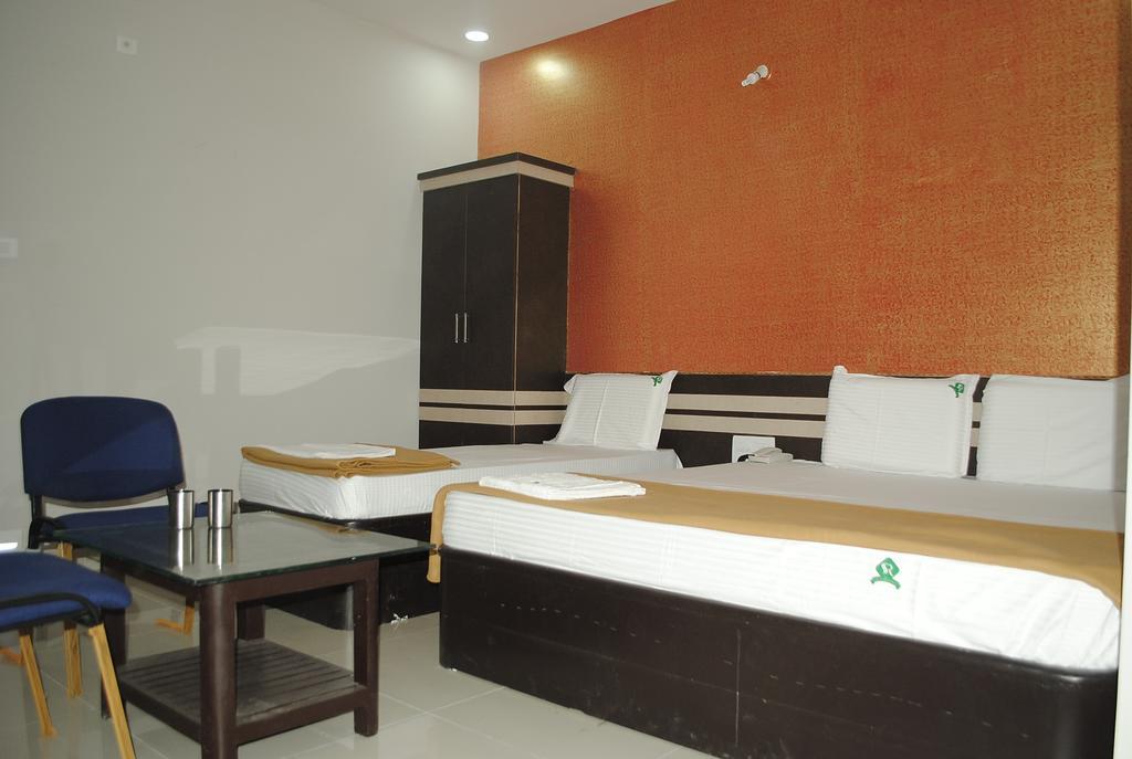 Ssr Hotel Шрикалахащи Екстериор снимка