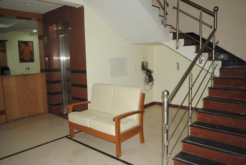 Ssr Hotel Шрикалахащи Екстериор снимка