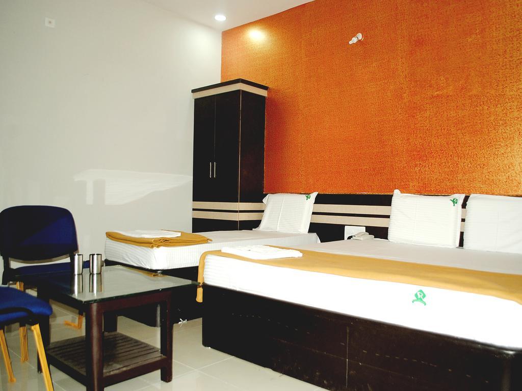 Ssr Hotel Шрикалахащи Екстериор снимка