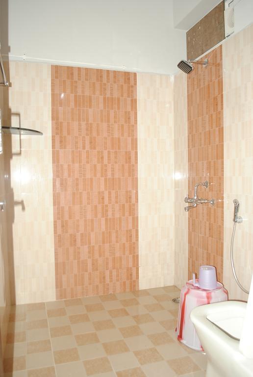 Ssr Hotel Шрикалахащи Екстериор снимка