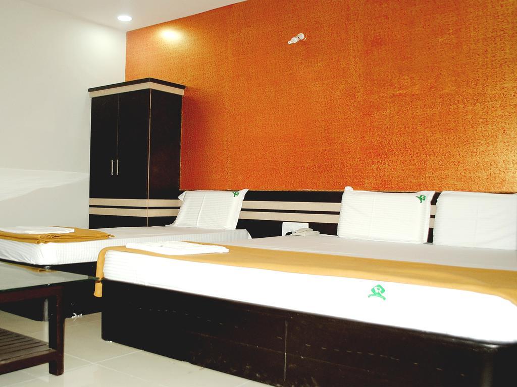 Ssr Hotel Шрикалахащи Екстериор снимка