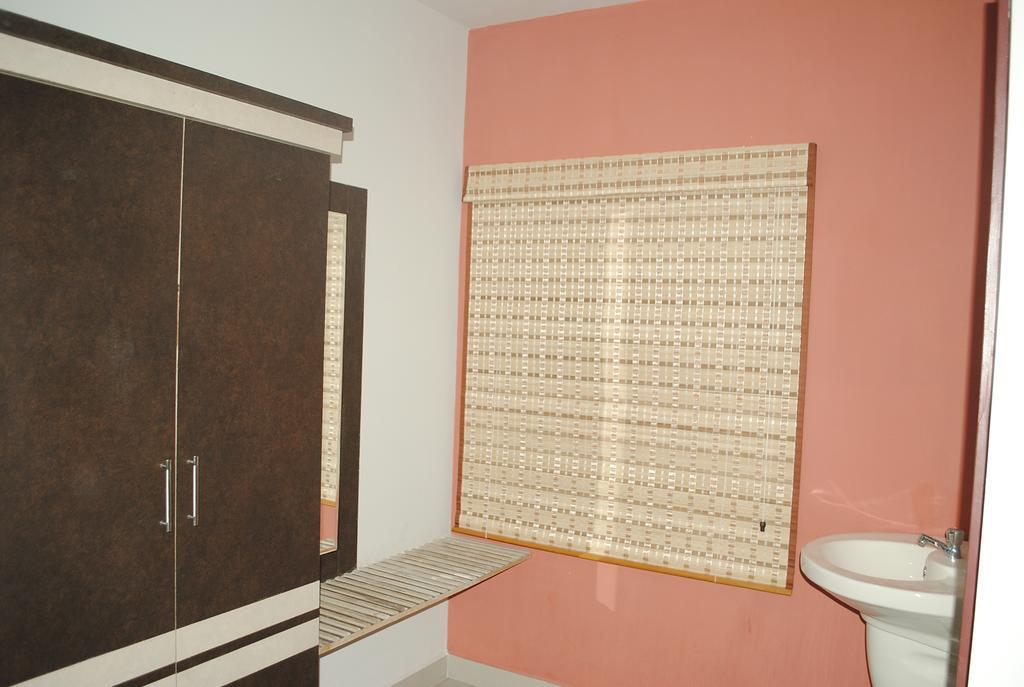 Ssr Hotel Шрикалахащи Екстериор снимка