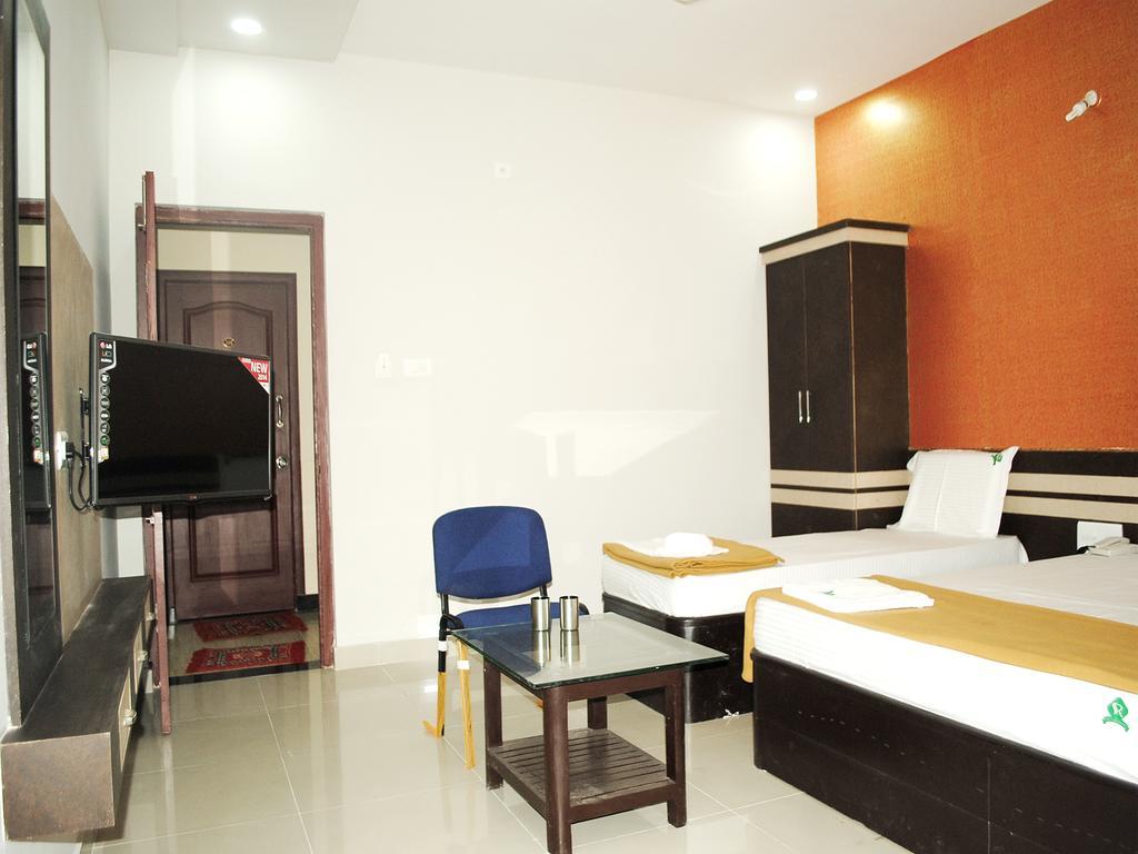 Ssr Hotel Шрикалахащи Екстериор снимка