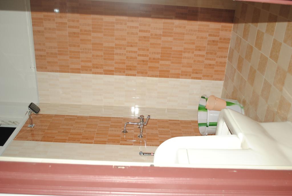 Ssr Hotel Шрикалахащи Екстериор снимка