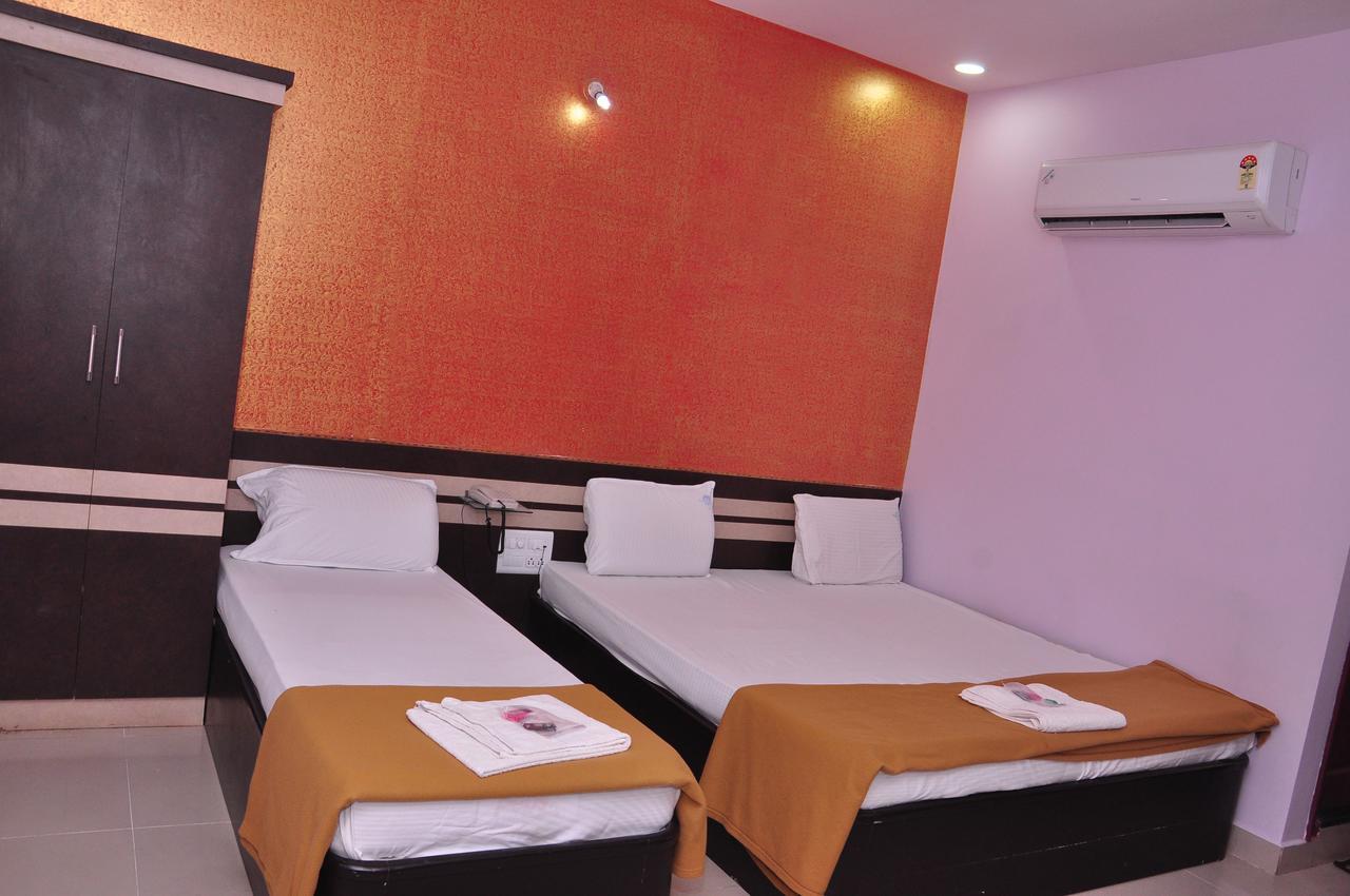 Ssr Hotel Шрикалахащи Екстериор снимка